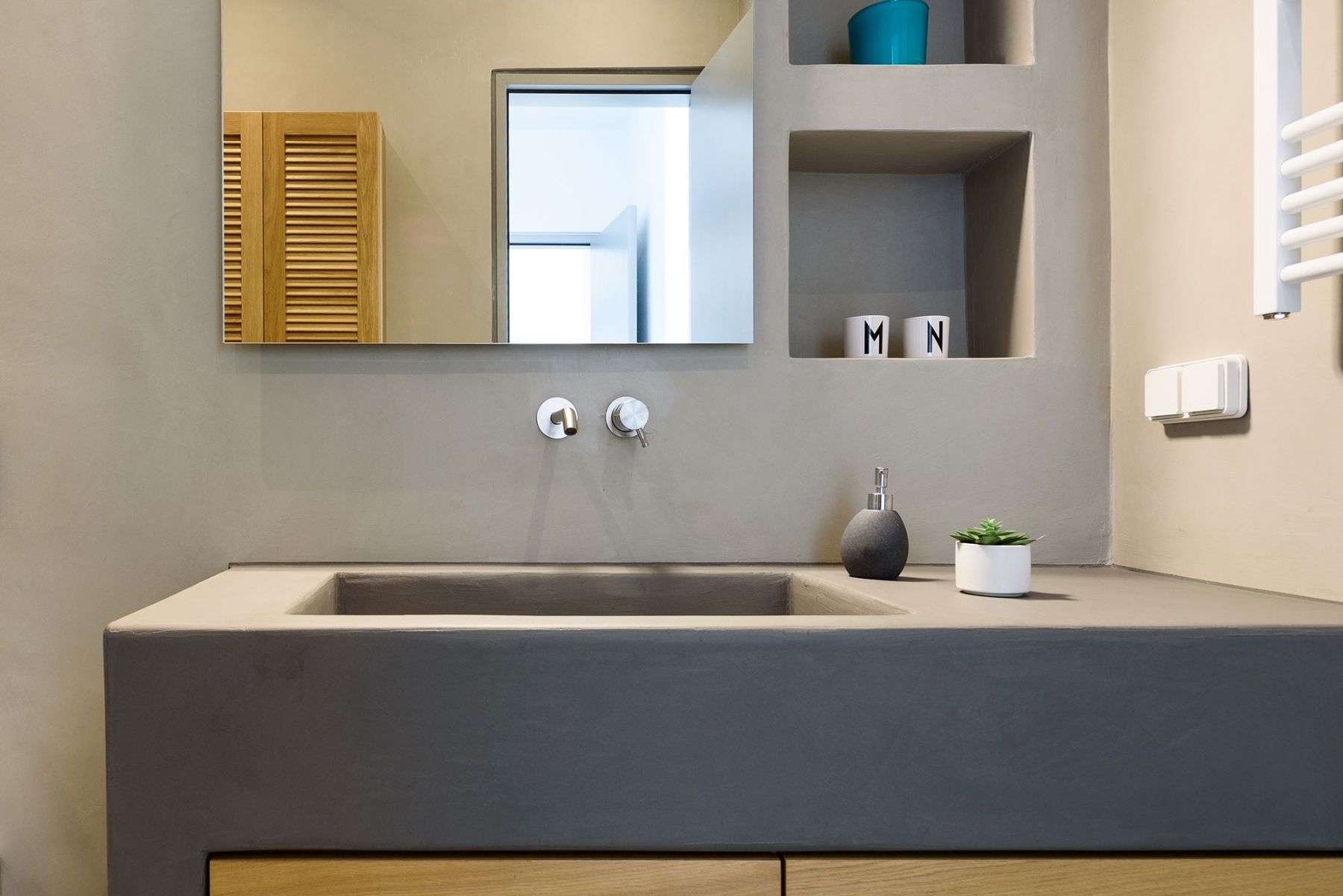 Modern ensuite bathroom.