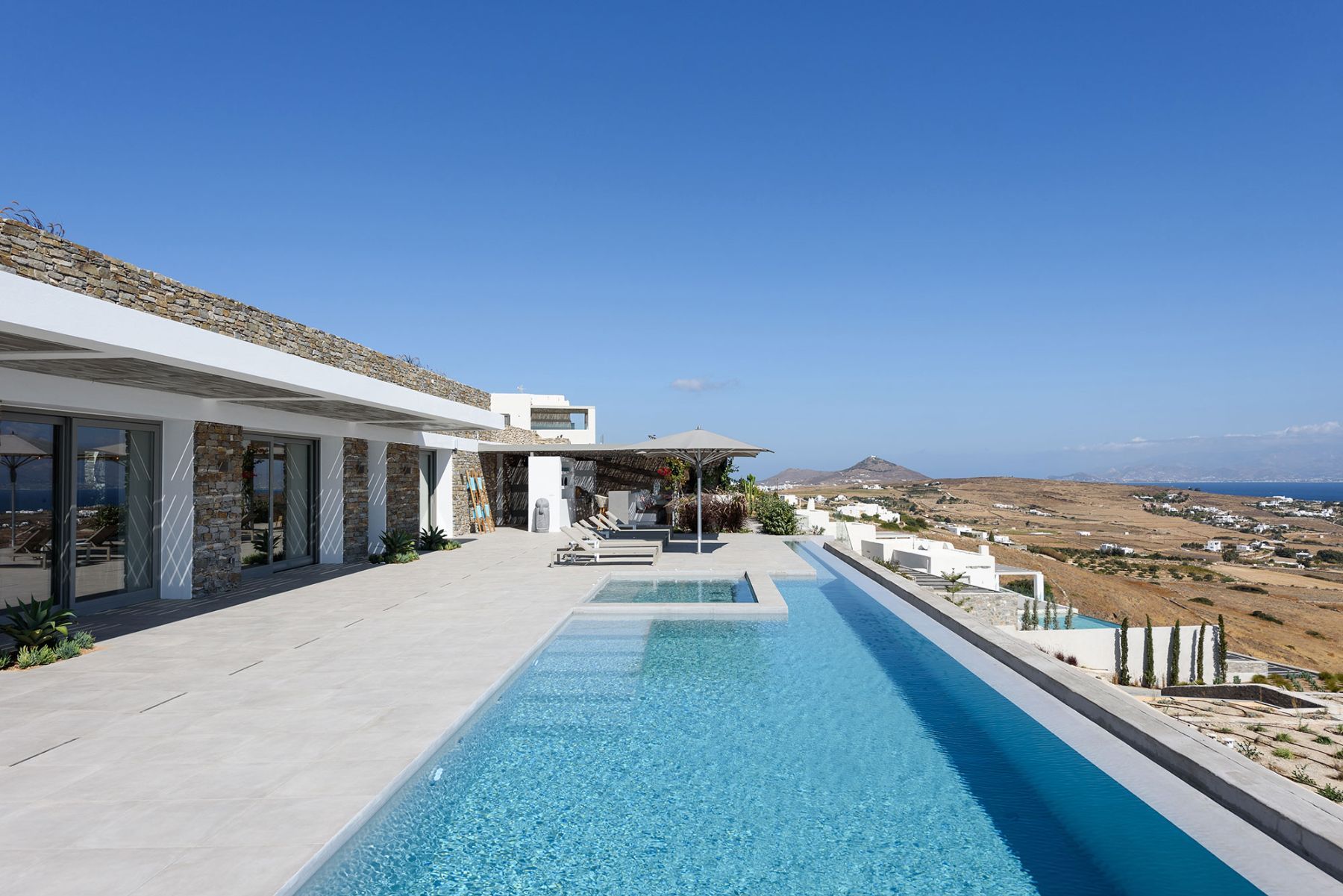 The infinity-edge lap pool offers a water-massage spot allowing the guests to relax whilst gazing at the majestic scenery.