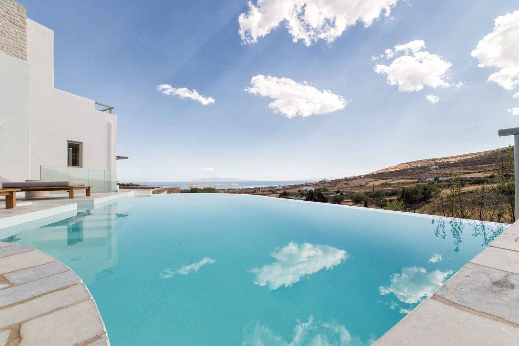 Incredible infinity-edge swimming pool with breathtaking views of the sea.