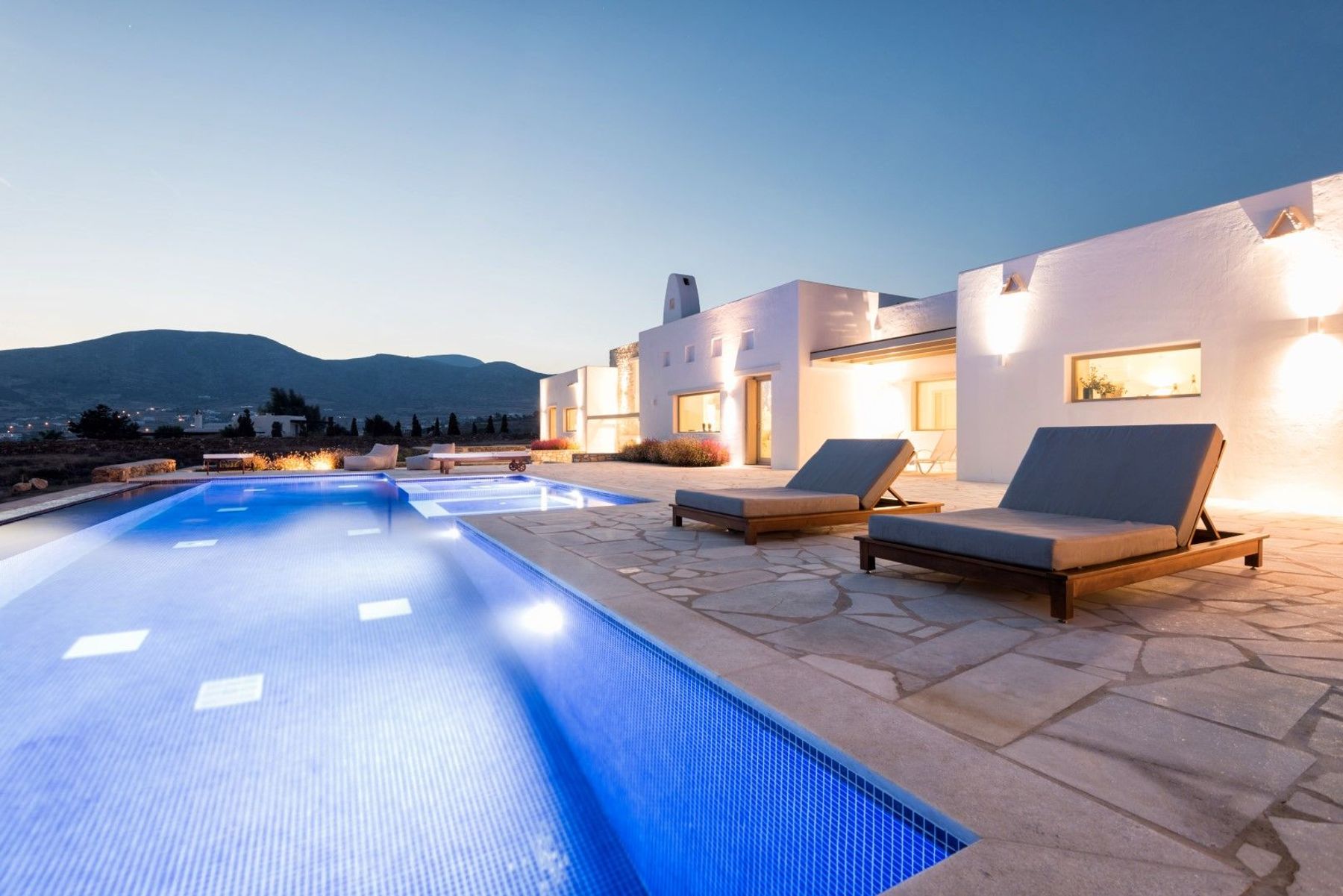 Enjoy breathtaking panoramic views over the homonymous bay and azure sea, with the neighboring Cycladic islands as a backdrop.