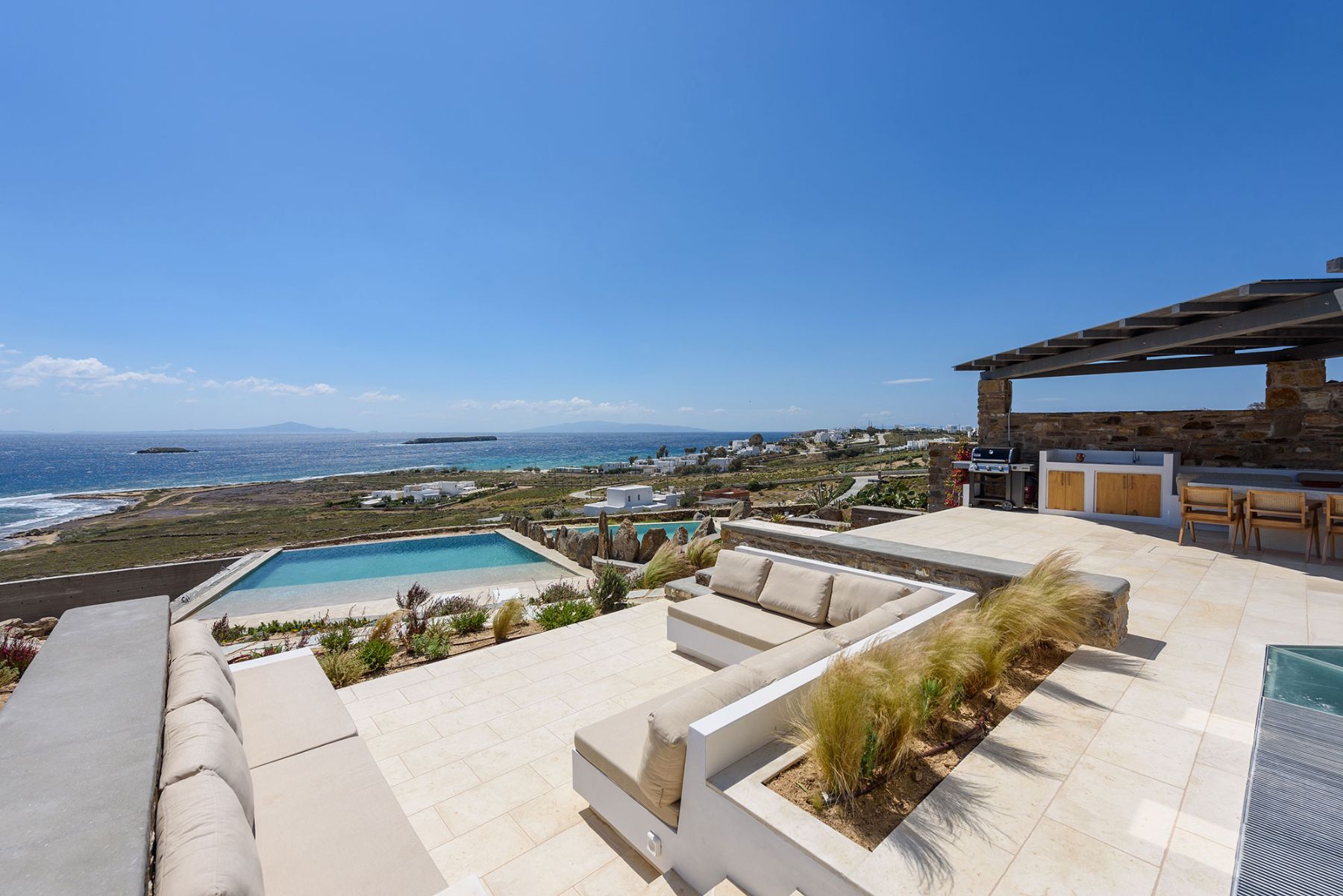 Amazing south-east views invite you for memorable gatherings set against the Cycladic landscape.
