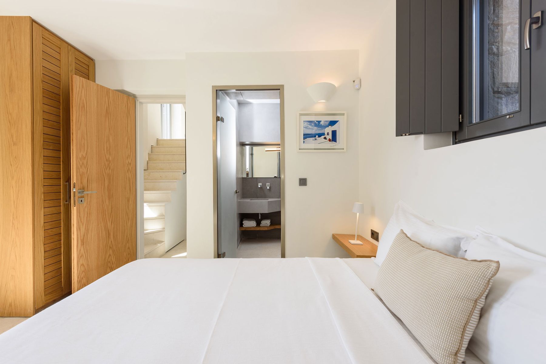 Double ensuite bathroom.