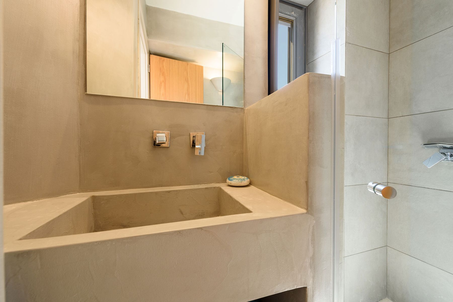 Modern ensuite bathroom.