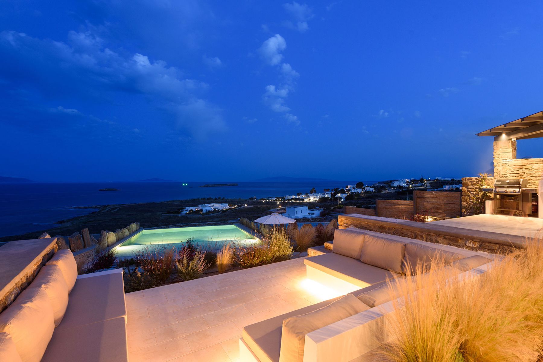 Spend balmy evenings with loved ones in the stunning outdoor lounge, perfect for entertaining.