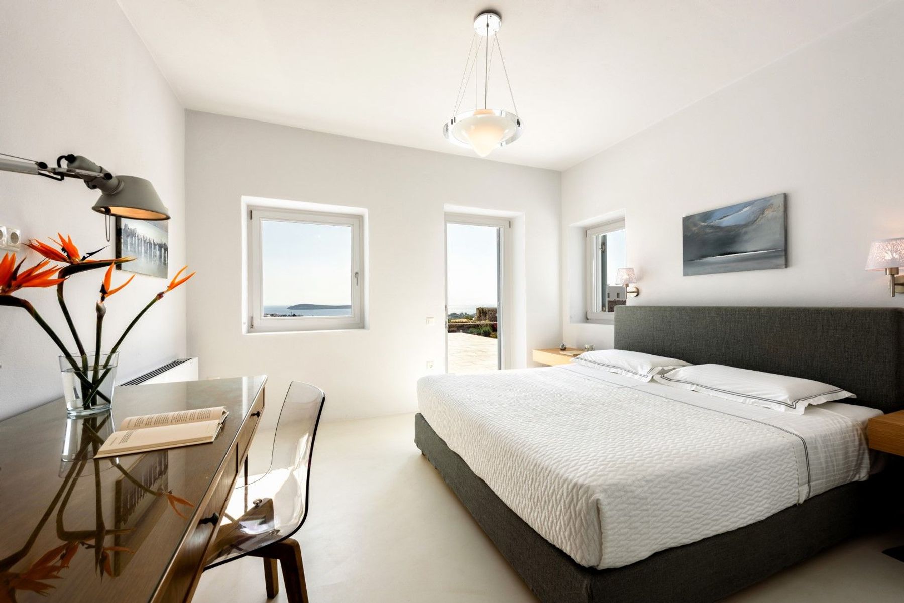 Double ensuite bedroom with direct access to the terrace.