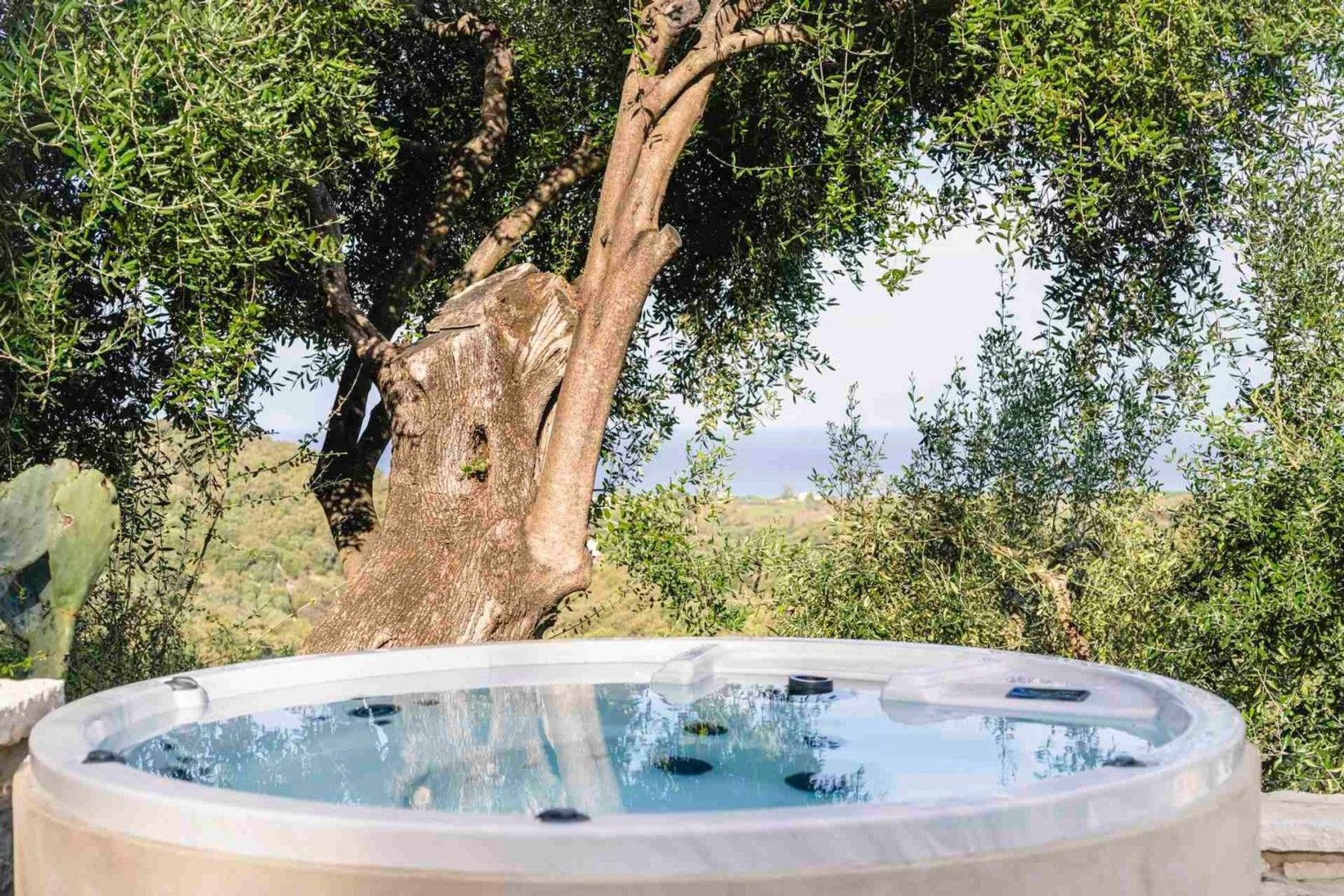 Recharge with a soak in one of the two heated jacuzzis as you listen to your favourite music from the outdoor sound system.
