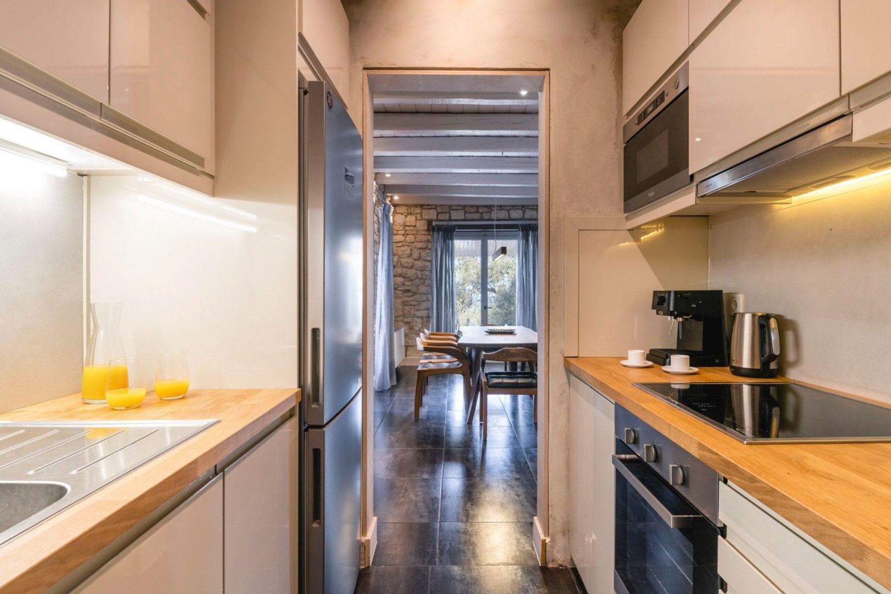 Modern fully-equipped kitchen including induction hob and all the amenities you need. 