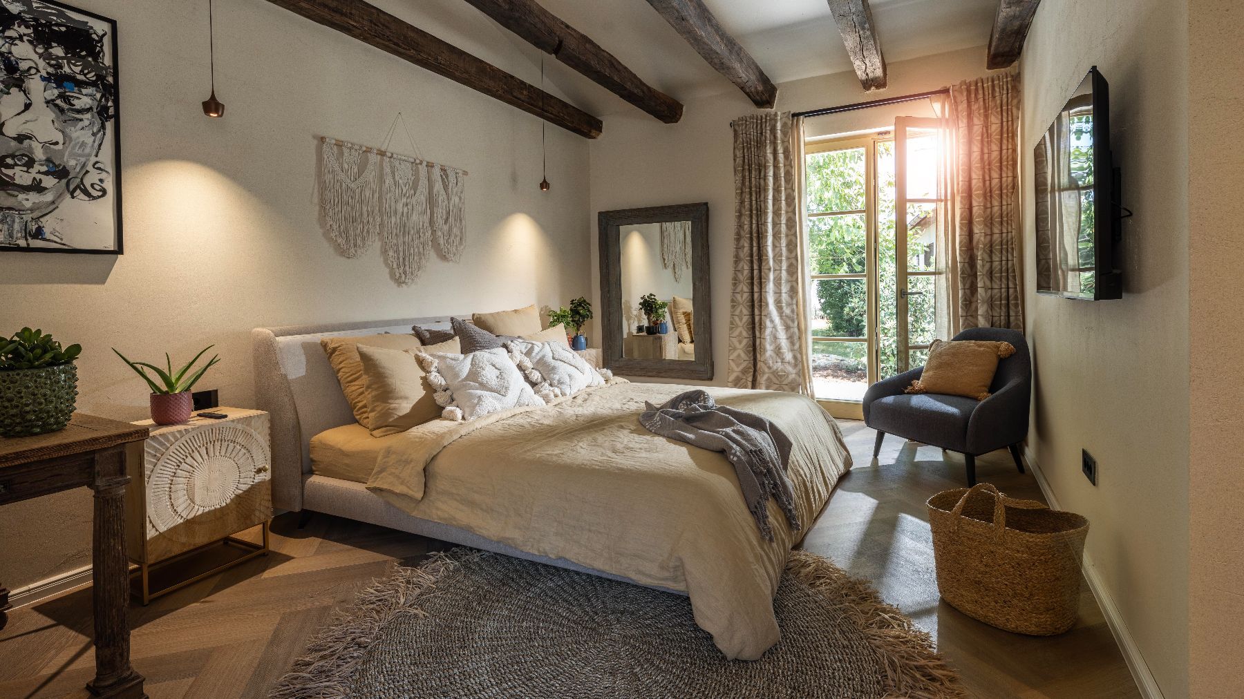 Double ensuite bedroom with shower and bath-tub. Private access to the garden area.