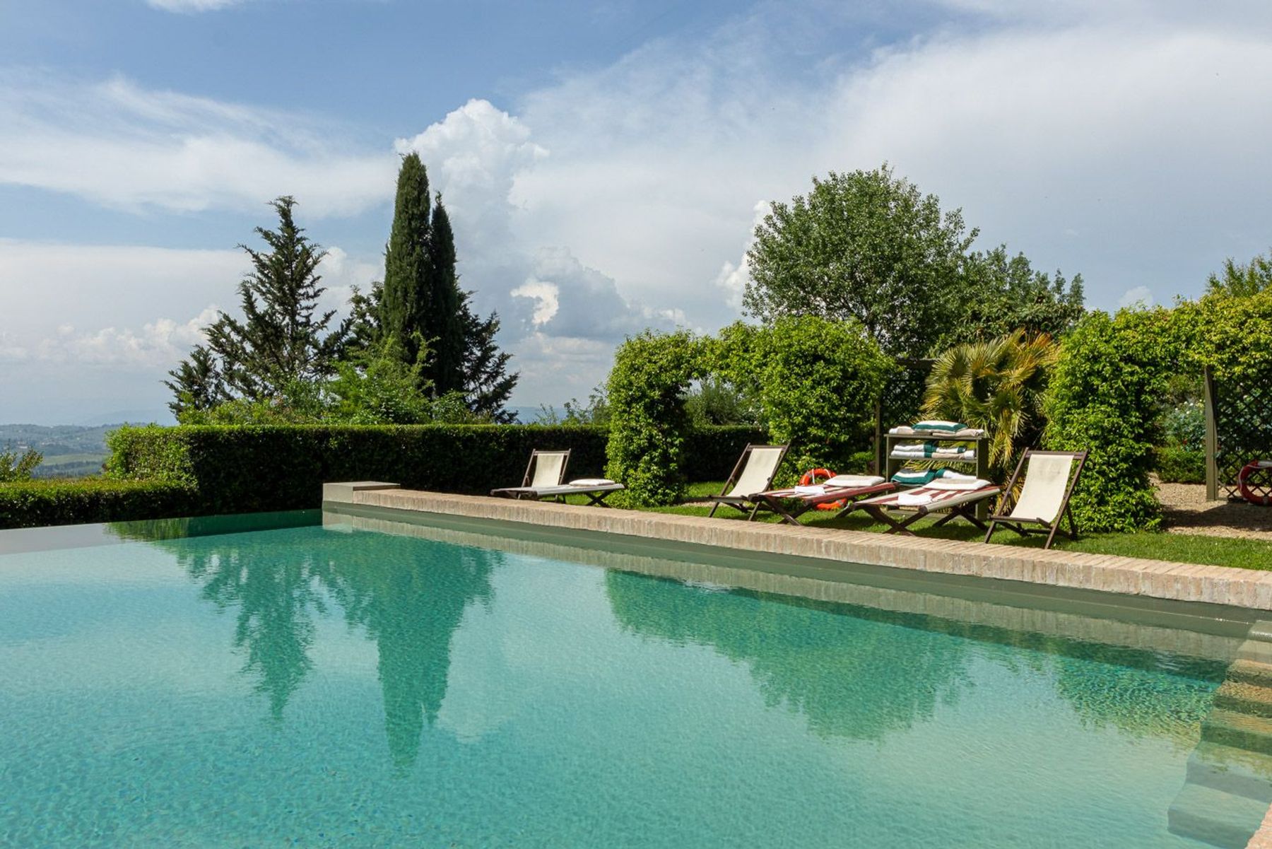 Relax beside the private pool on your preferred sun bed or deck chair, and soak up the Tuscan sunshine. 
