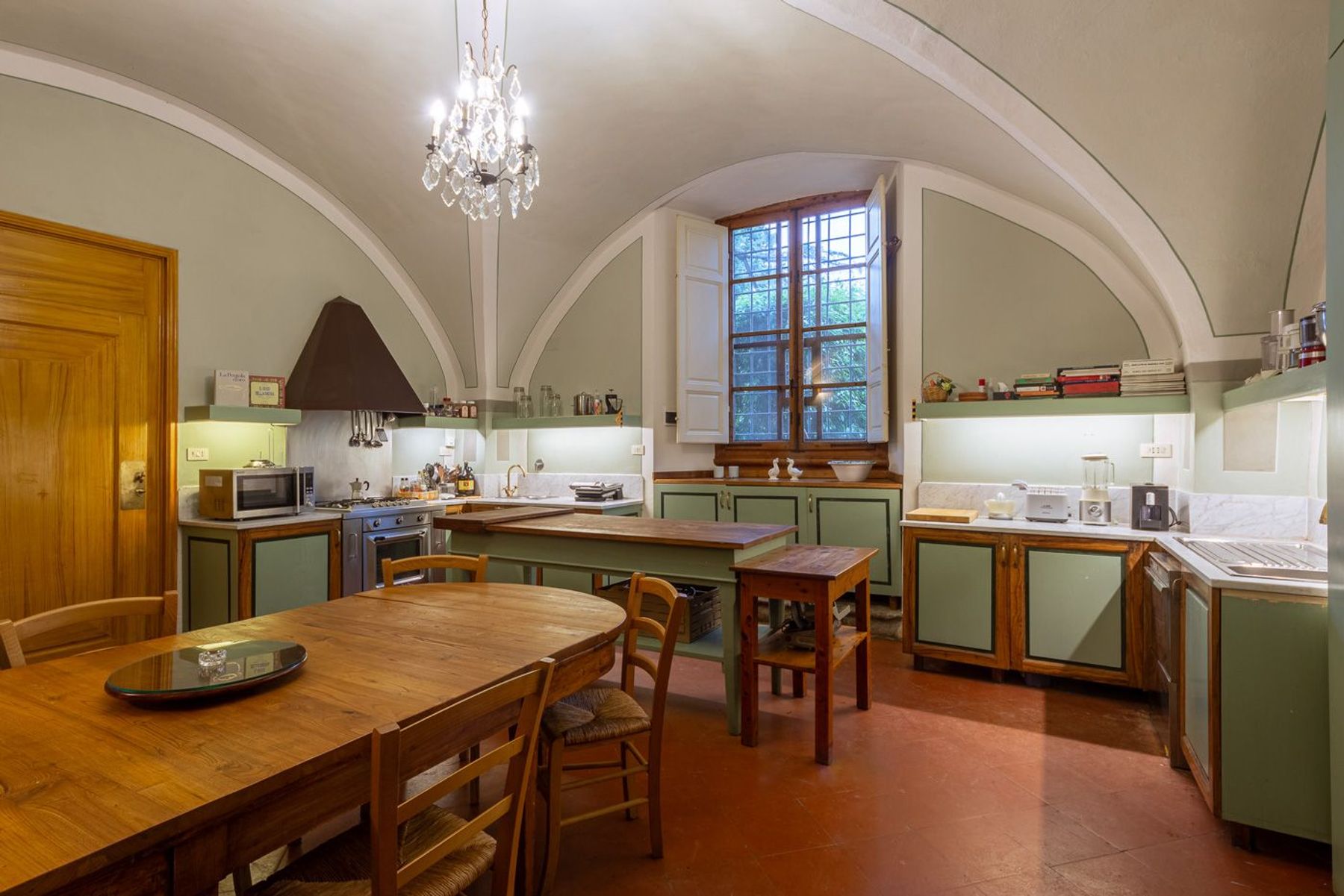 Fully-equipped kitchen with unique original features, and modern appliances. 
