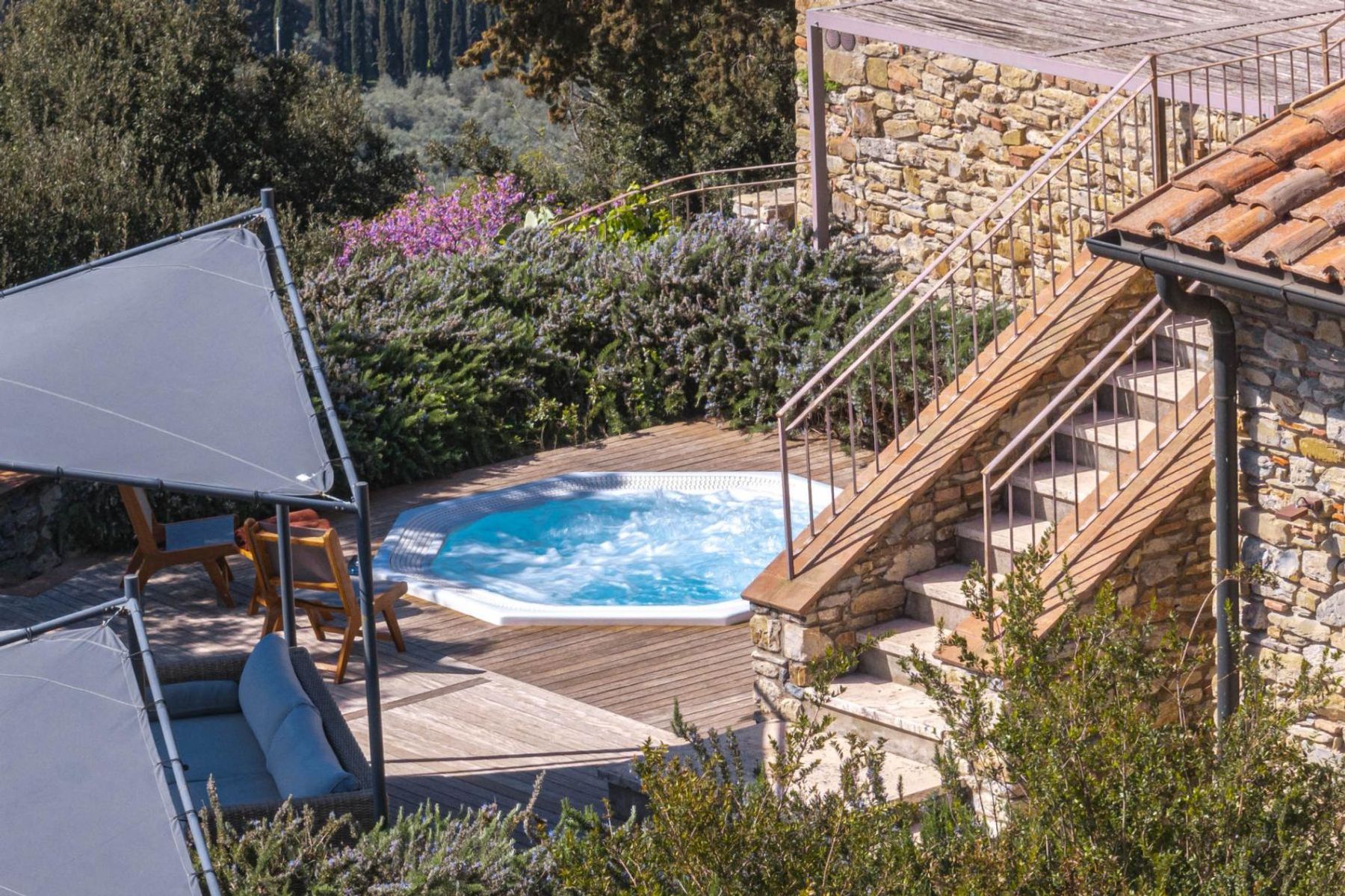 Relax in the six-seater heated hot tub, accompanied by a gazebo furnished with sofas and a table.