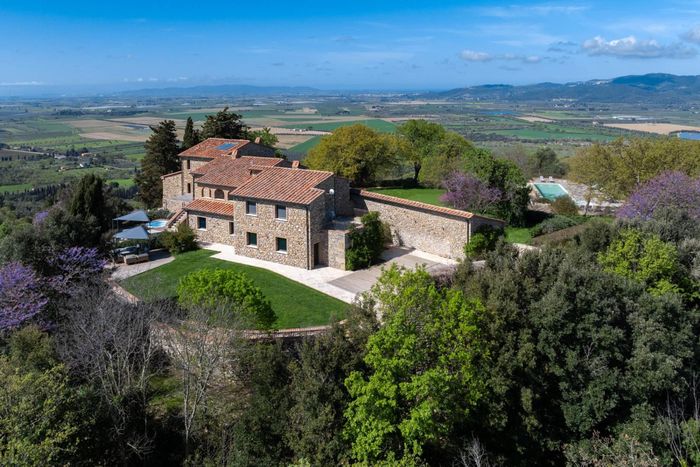 Set within hectares of beautiful olive groves, this villa boasts sprawling private gardens, surrounded by ancient medieval walls.