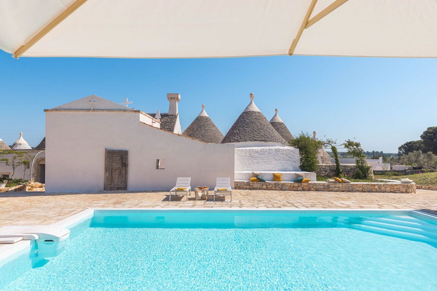 Built in 1450, the architectural style of this villa is distinctive due to these magnificent trulli, which are rarely found elsewhere in Apulia. 