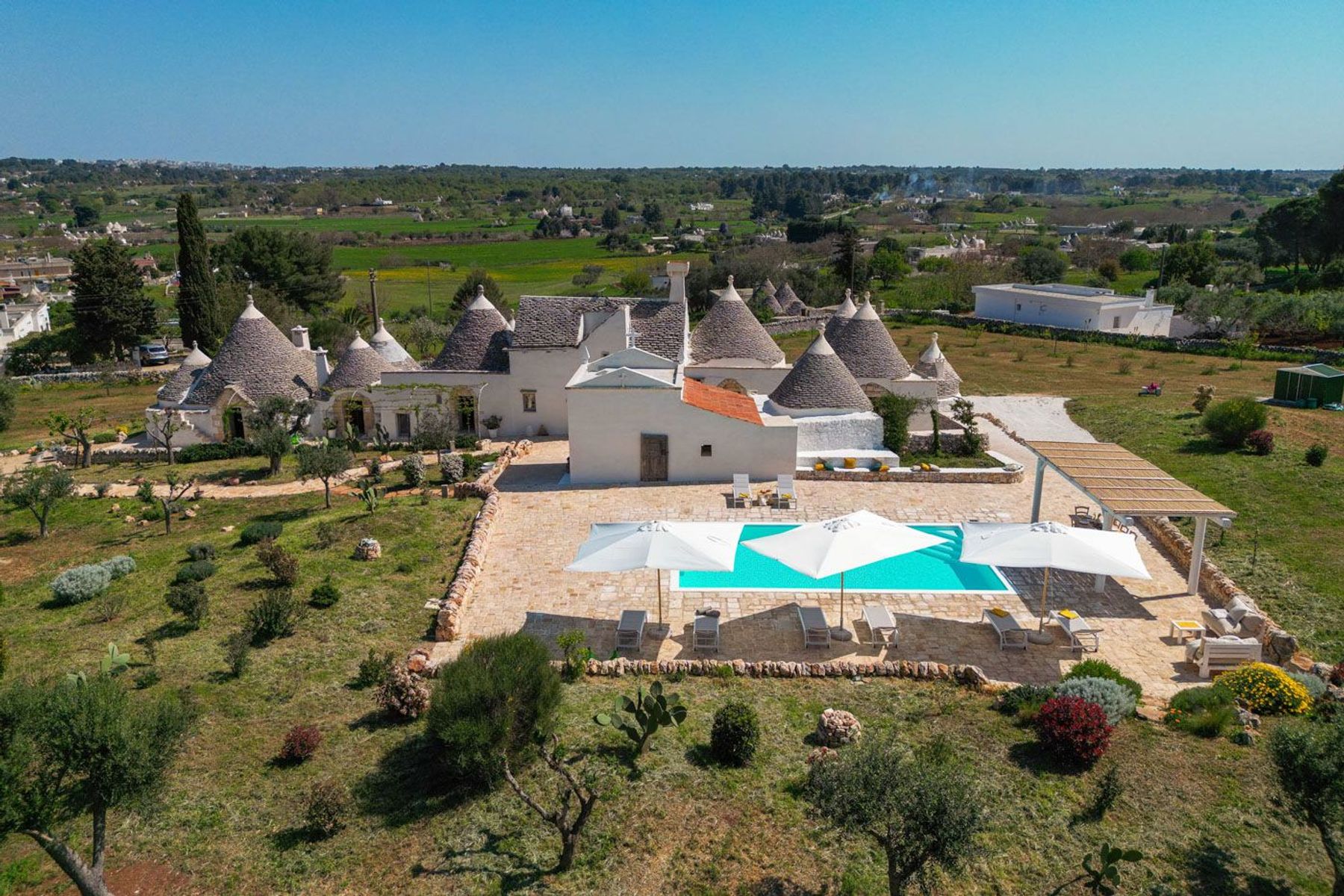 A historical residence that is ideal base for exploring the region, with iconic villages and beaches all within a short drive away. 