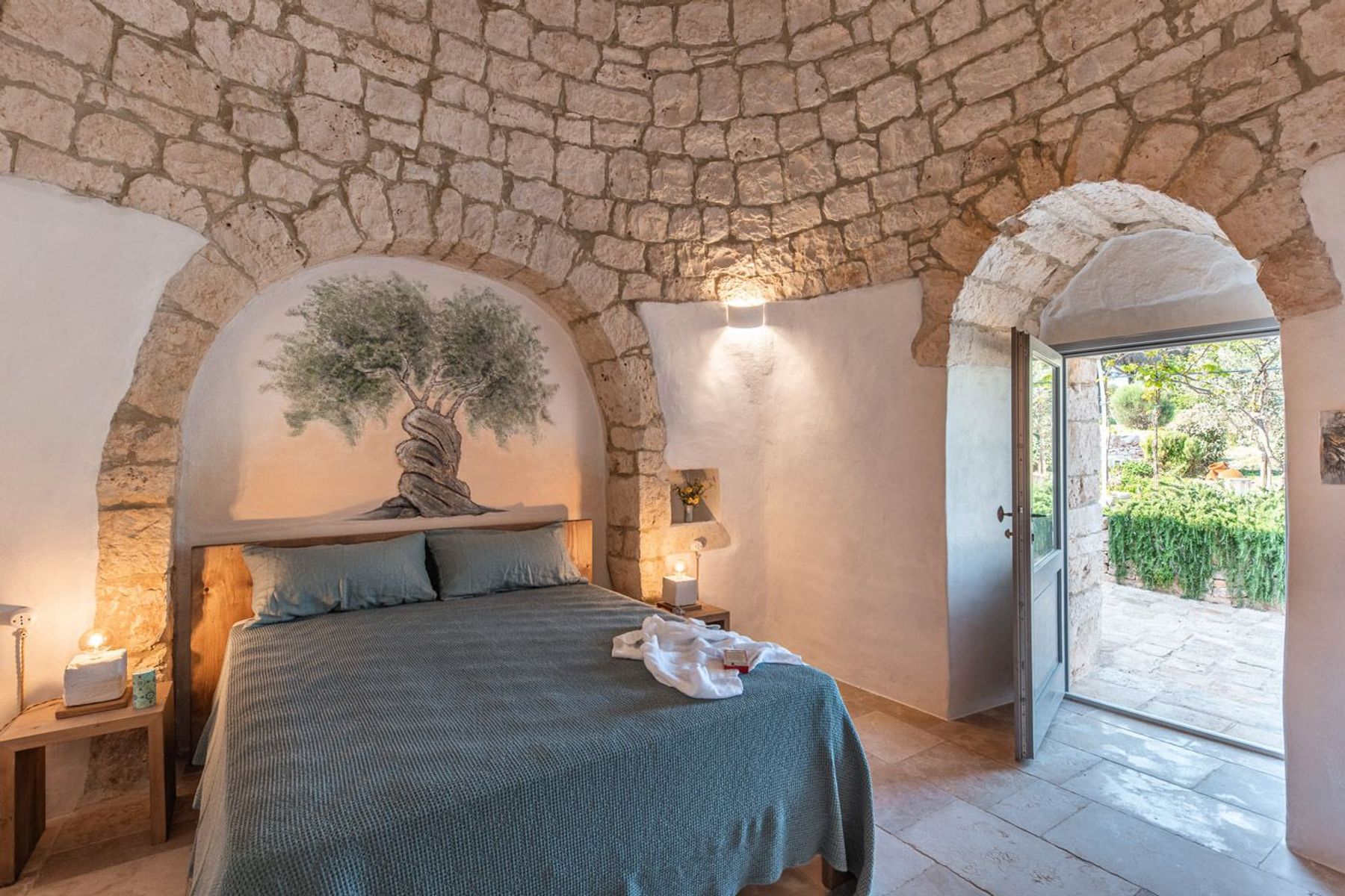Charming queen bedroom with independent entrance from the garden, and ensuite bathroom with shower.