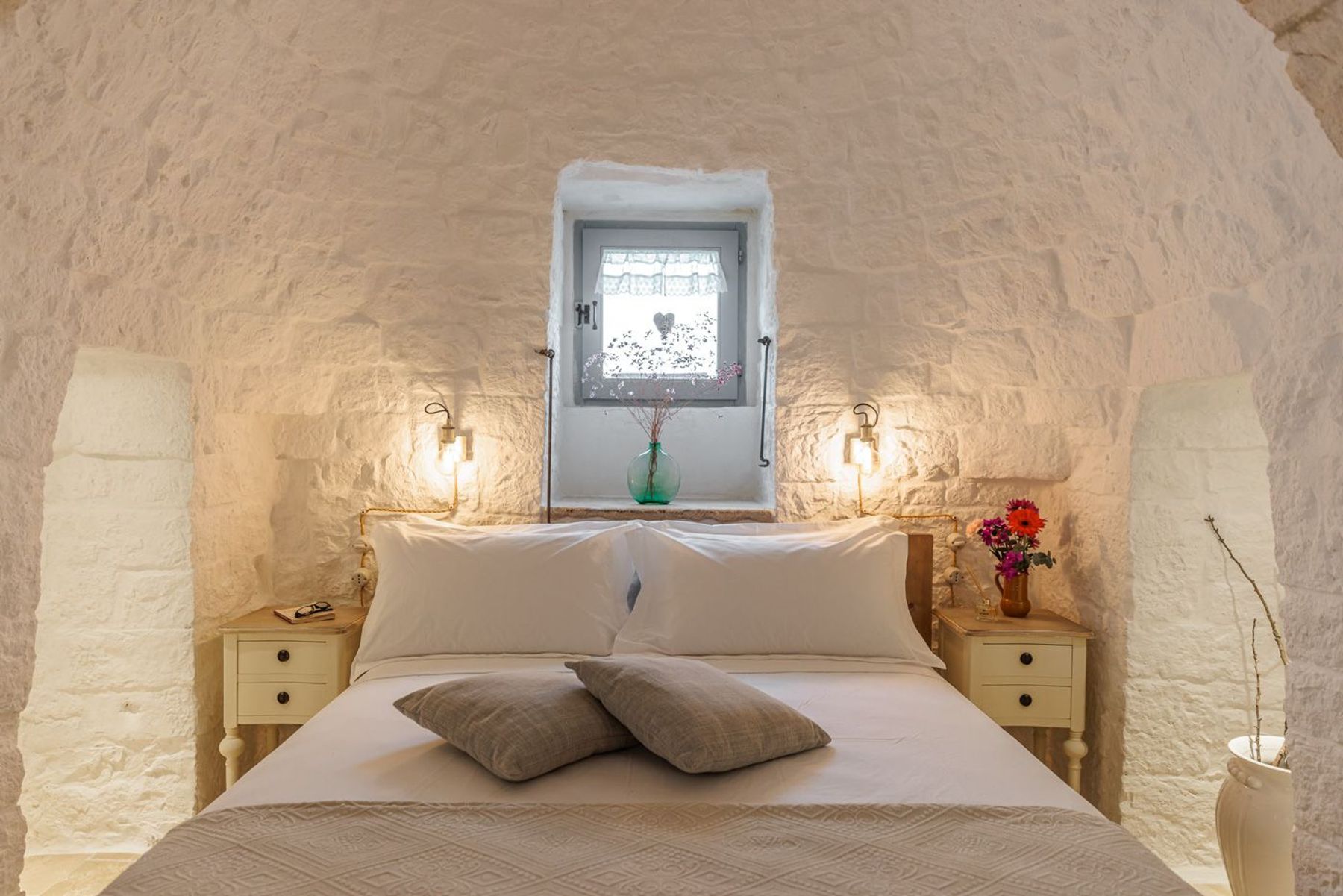 Queen-sized bedroom with independent entrance from the garden, and ensuite bathroom with shower.