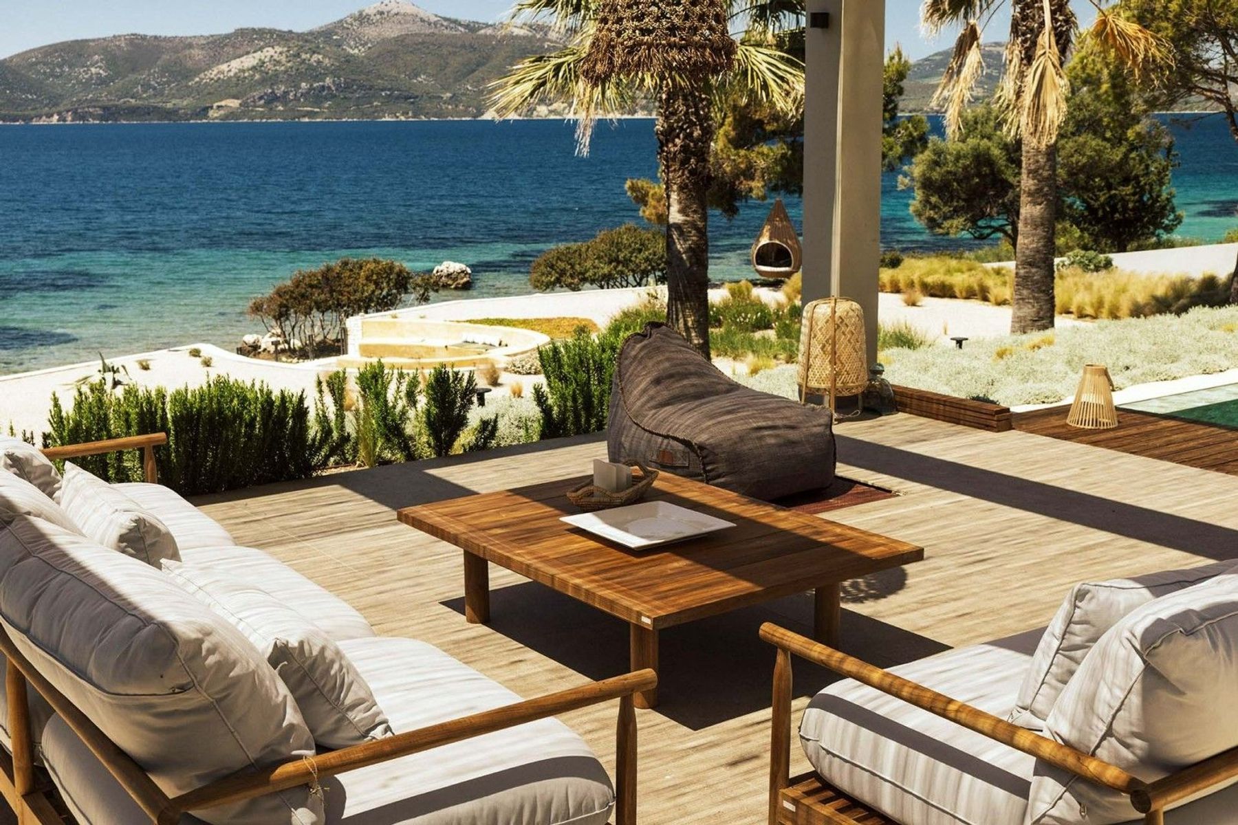 Chic and stylish covered outdoor lounge area, covered by a pergola, this space allows you to admire the sensational sea vistas.