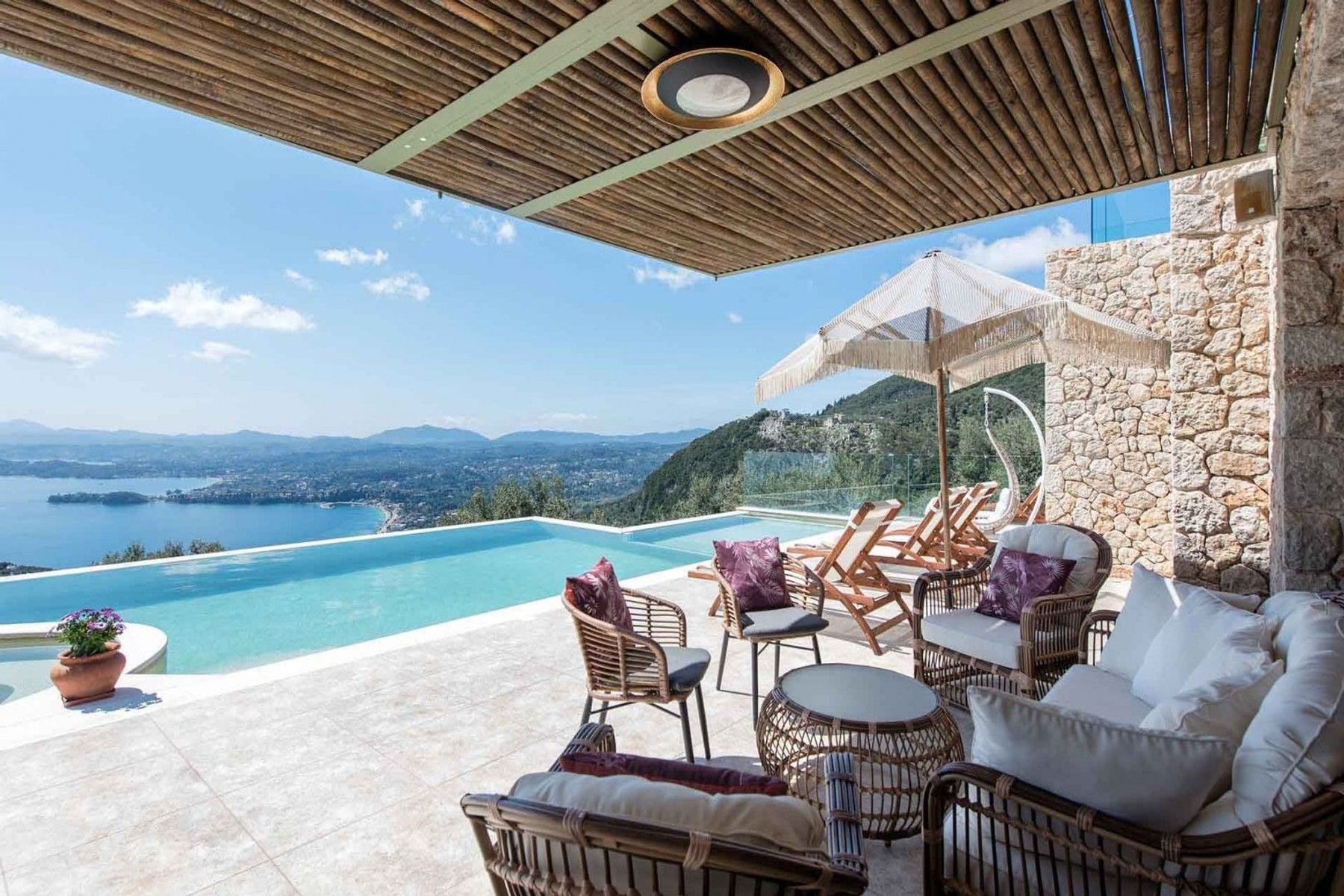 Perfect shaded spots to unwind and relax, whilst admiring the pool and sea vistas.