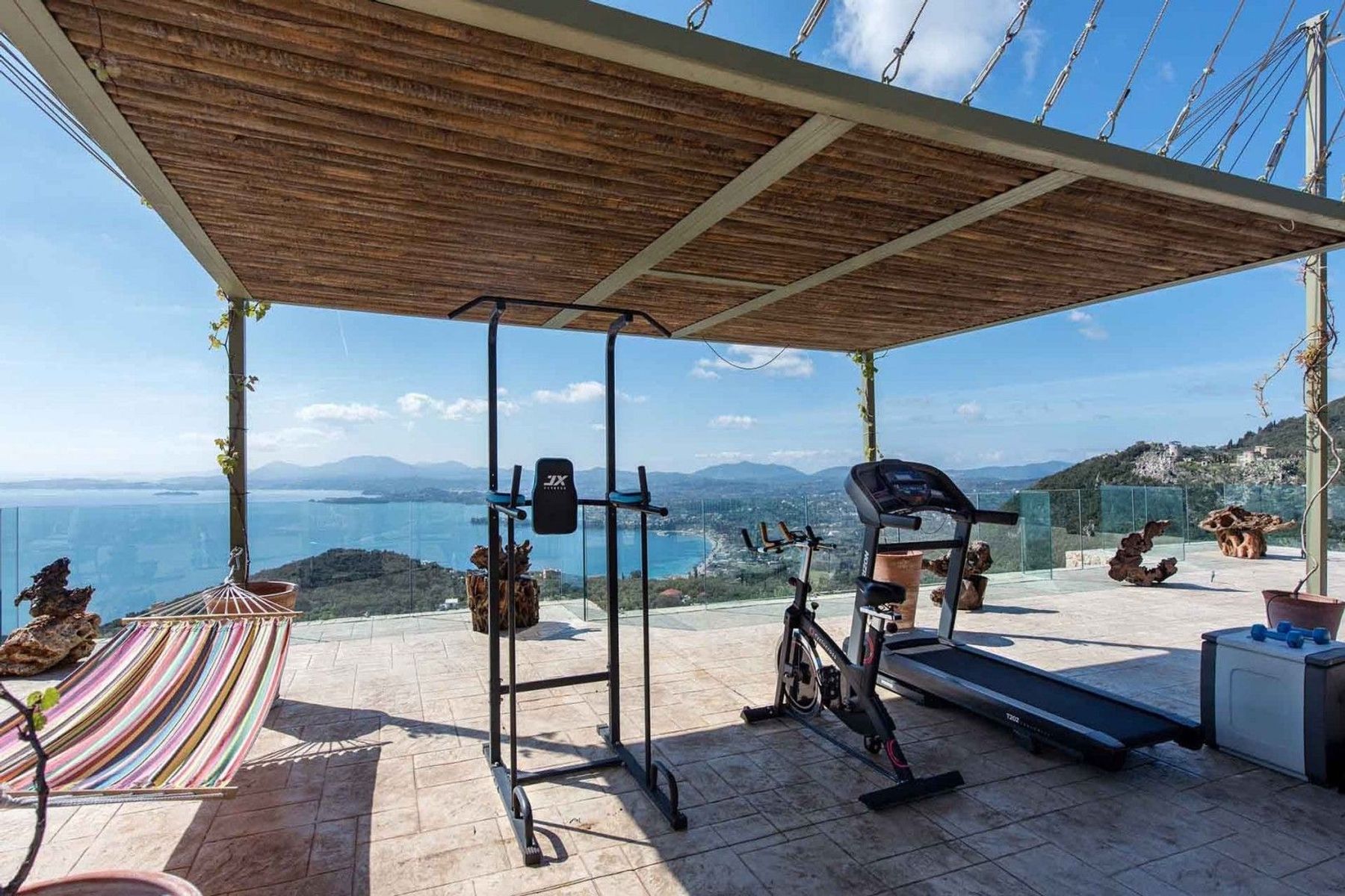 Imagine a fitness session with an unforgettable view! Up on the roof terrace you will find gym equipment, with everything you need to maintain your fitness during your stay. 