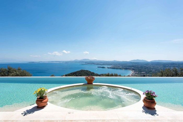 Soak up those sensational sea views from the the infinity pool with a jacuzzi in the middle - perfect for sunshine filled days. 