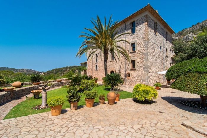 A stunning traditional Finca which combines the highest level of modern comfort with 17th century rustic charm.