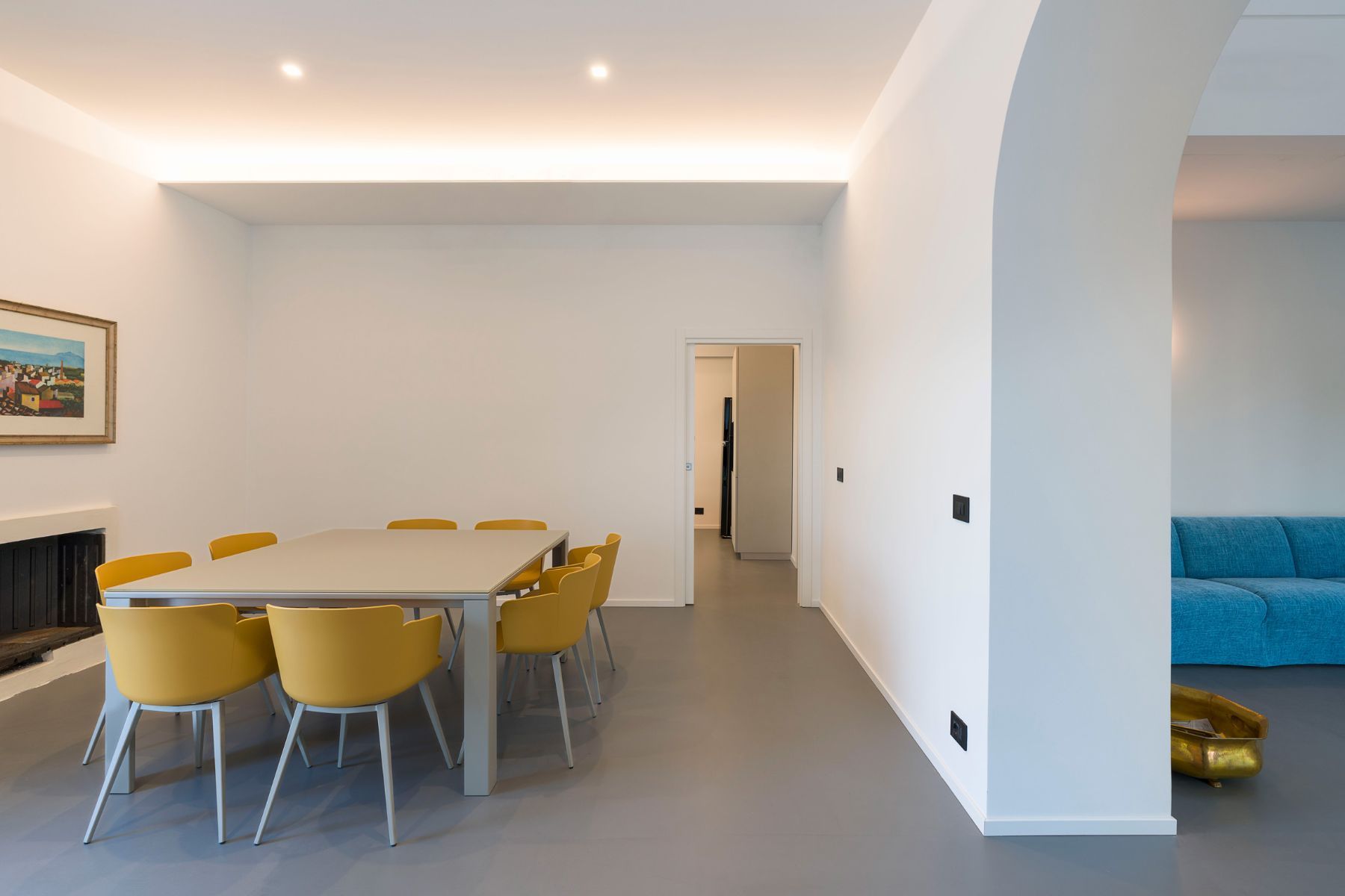 Host family and friends with delicious delights served in the separate dining area, with seating for eight people. 
