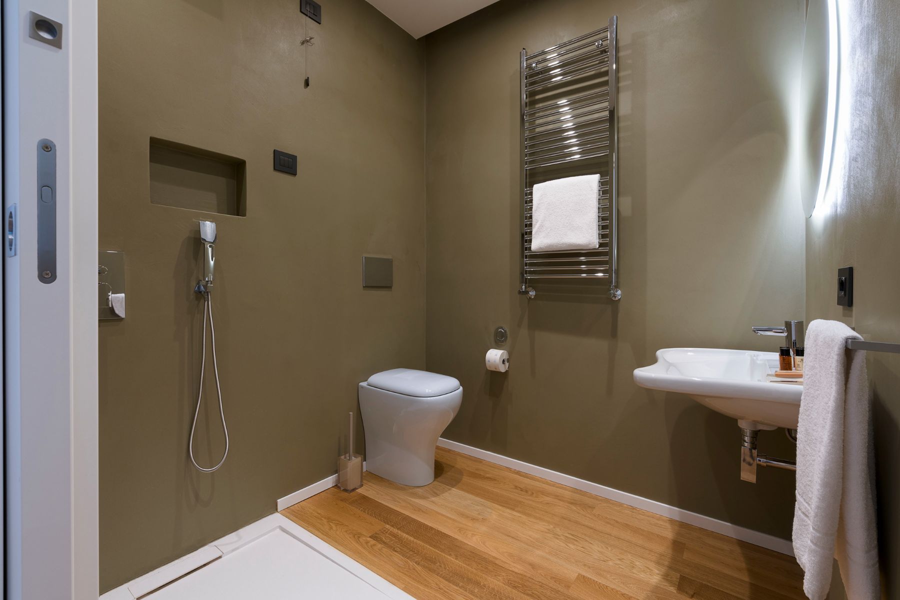 Modern ensuite bathroom with shower. 