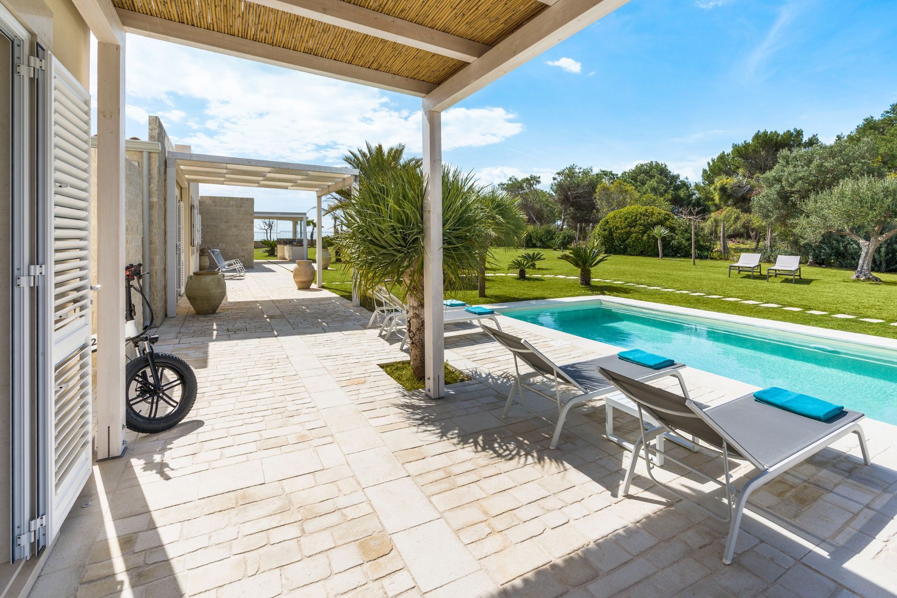 Azulea villa photo.