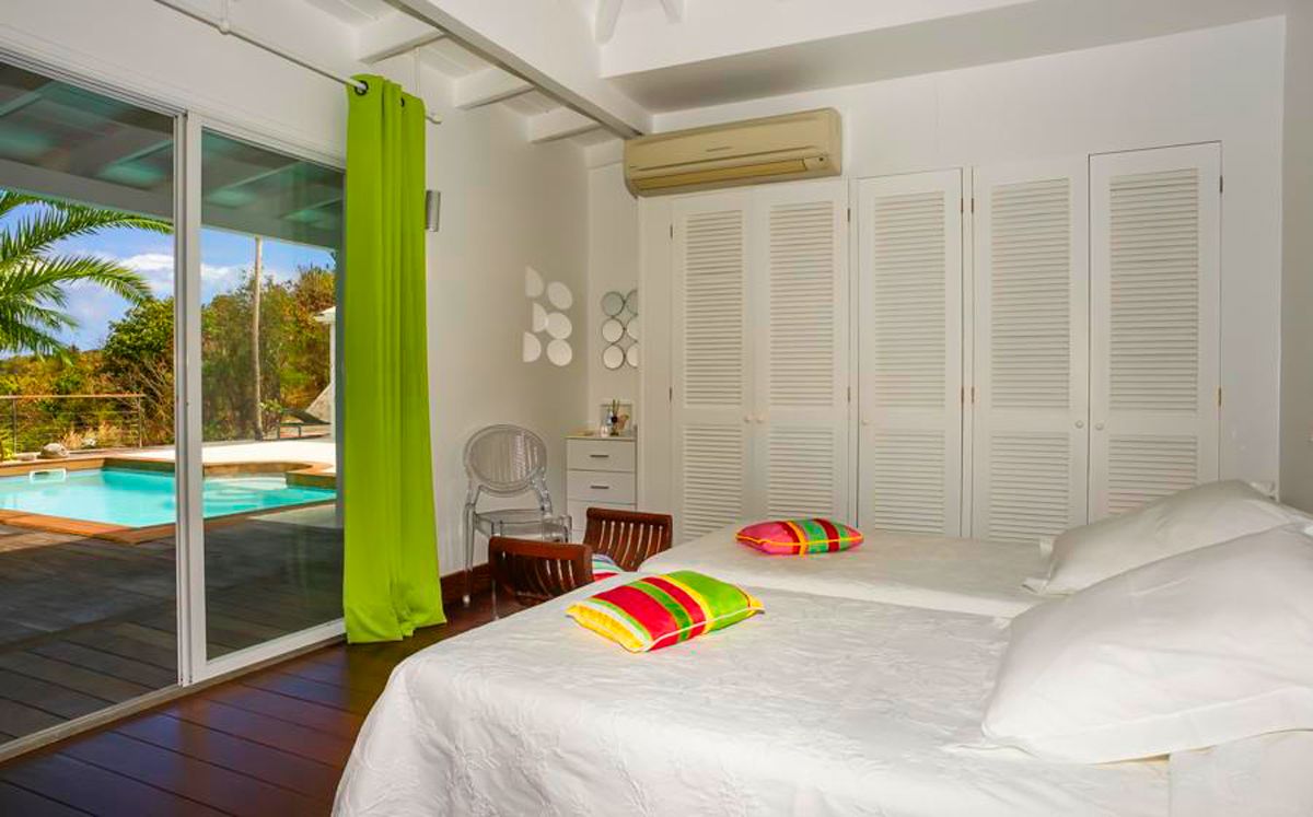 Bedroom with two twin beds