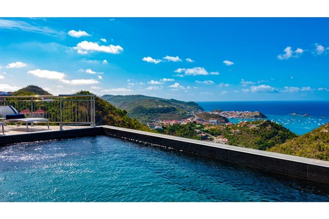 Anelo Villa is located on a hillside in Colombier