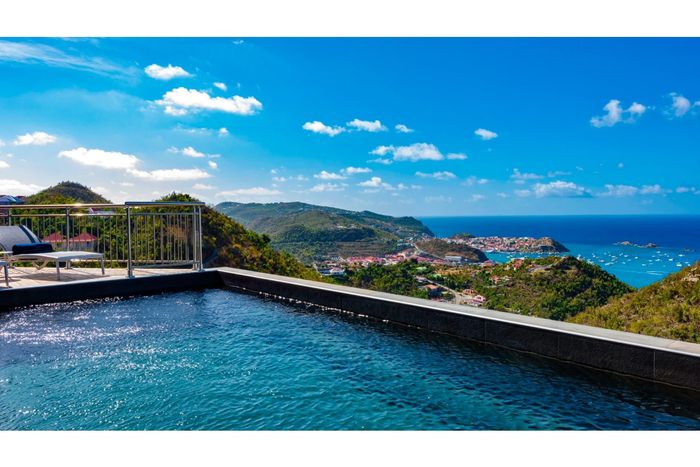 Anelo Villa is located on a hillside in Colombier