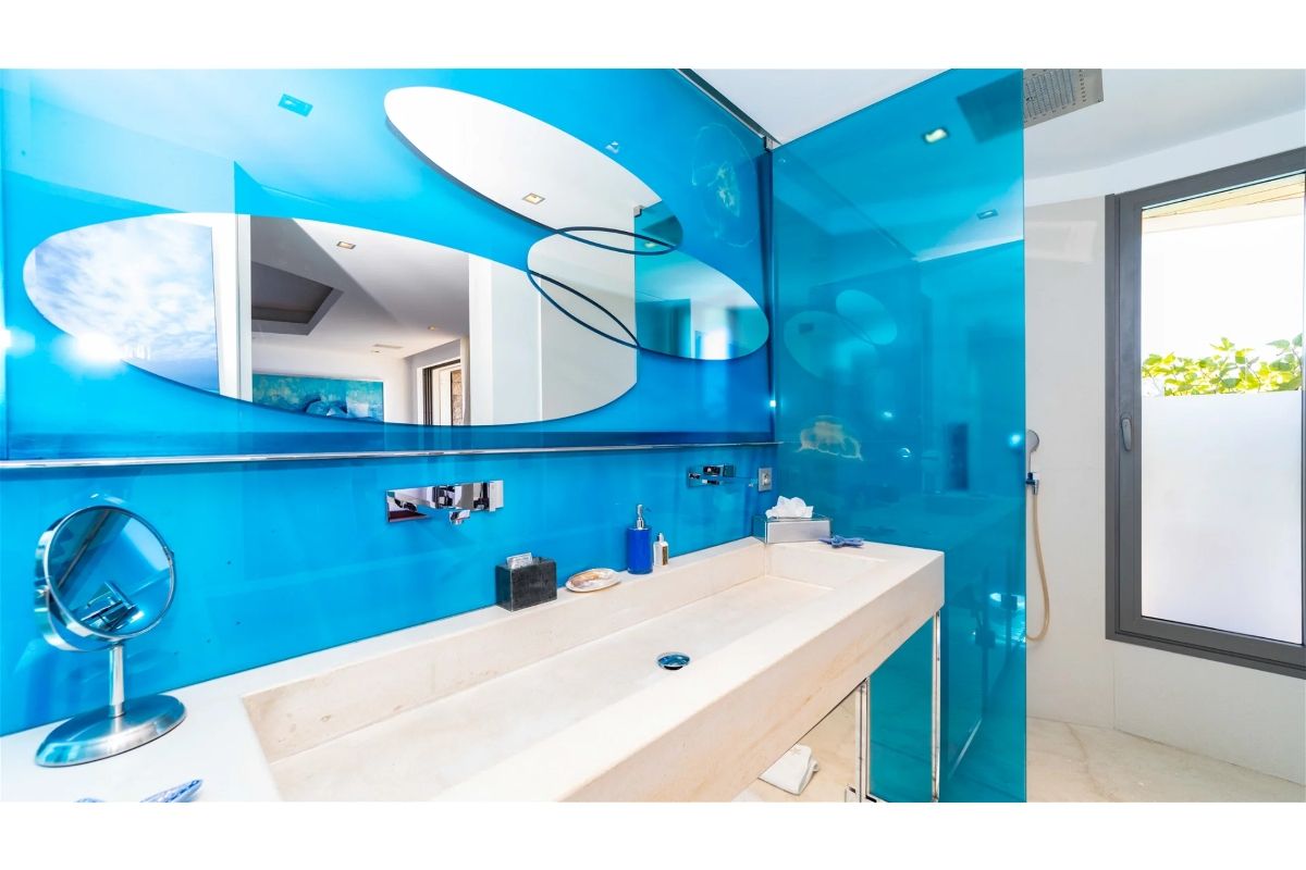 En suite bathroom bedroom three