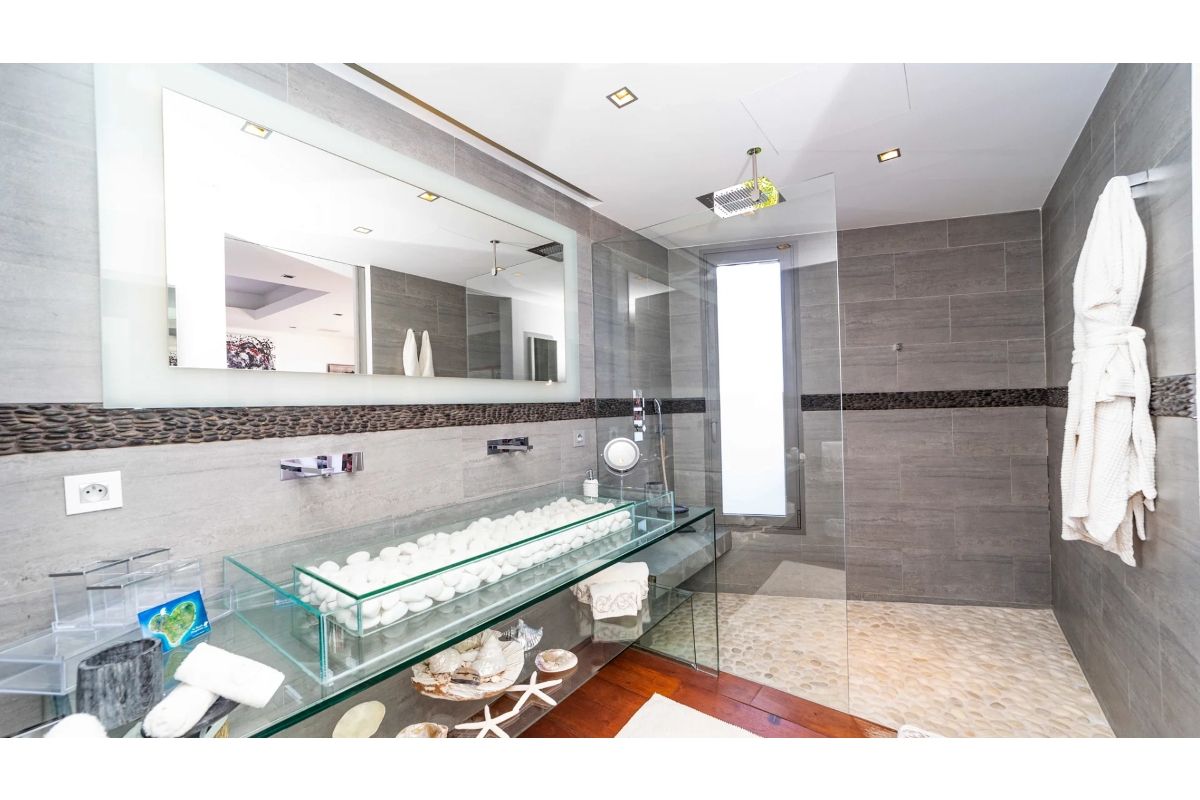 En suite bathroom for bedroom five