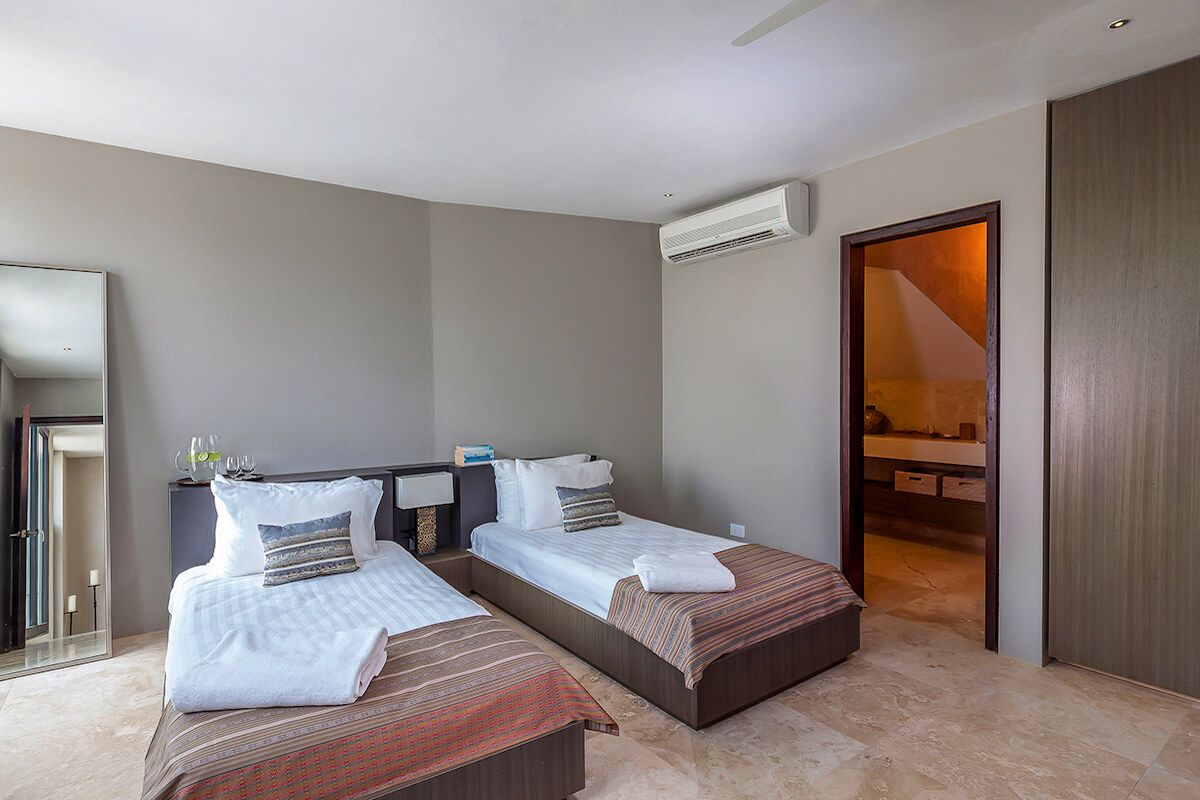 Bedroom with twin beds 