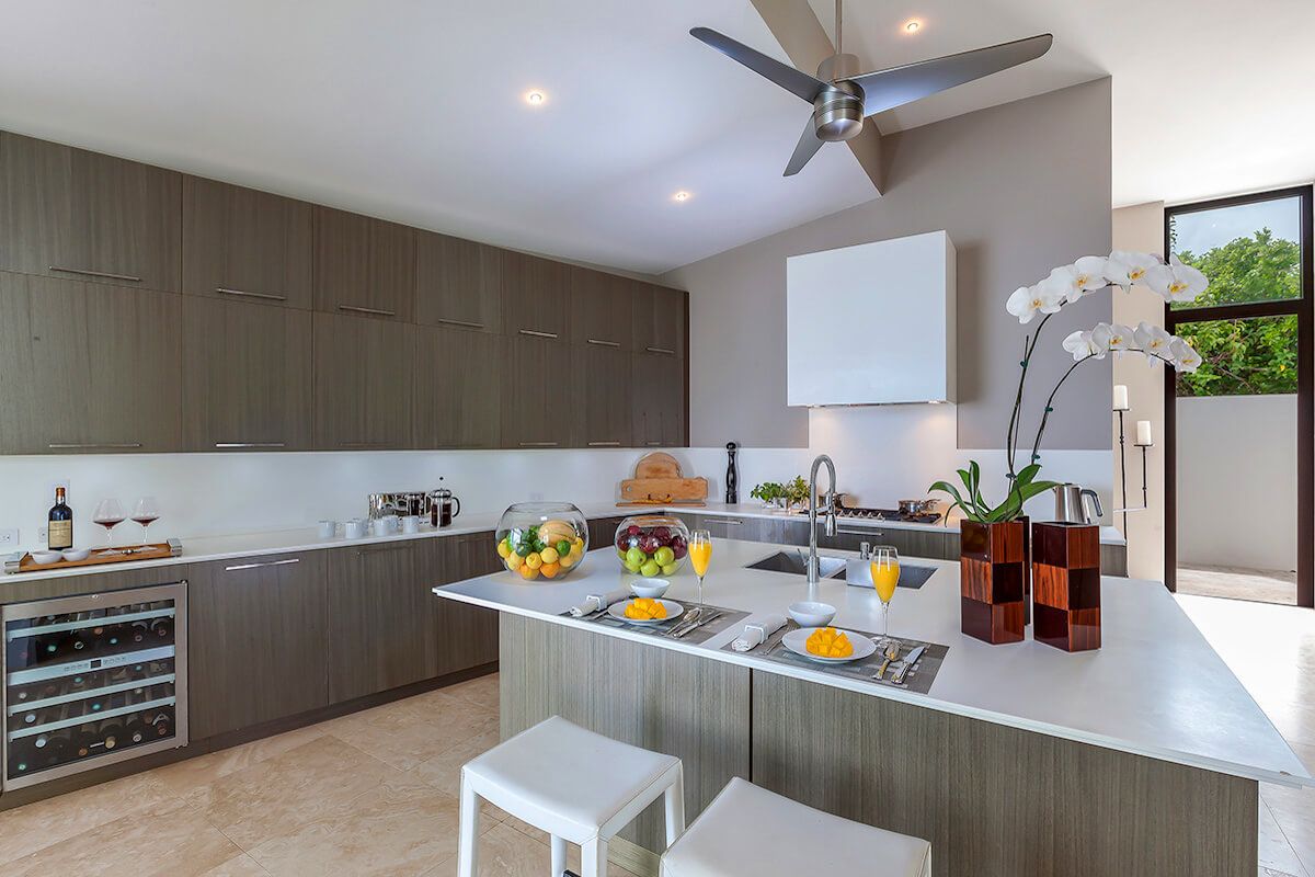 A well-equipped kitchen also has a breakfast bar