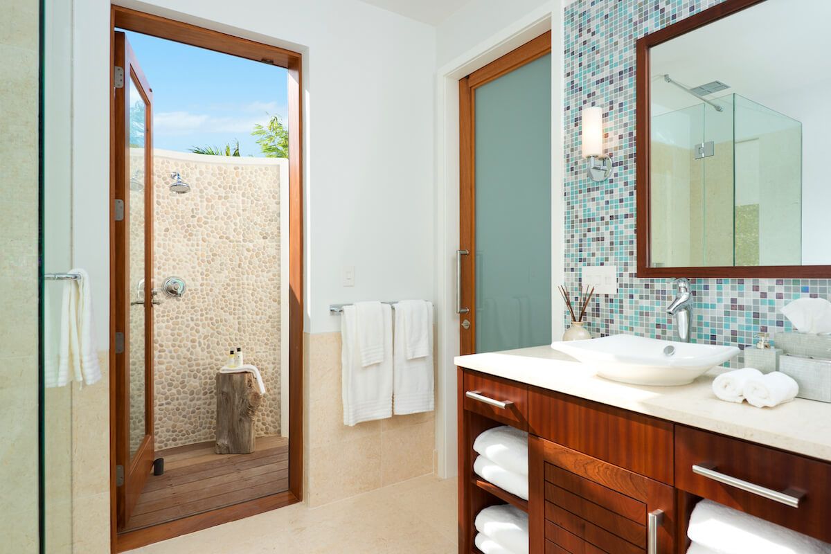 En suite bathroom with a shower