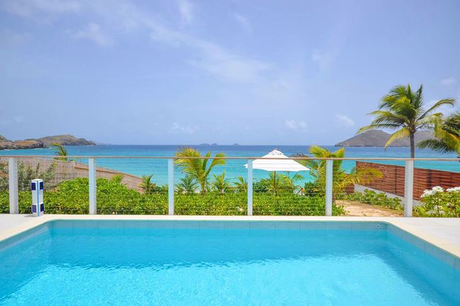 La Sirène Villa is located on Flamands Bay Beach