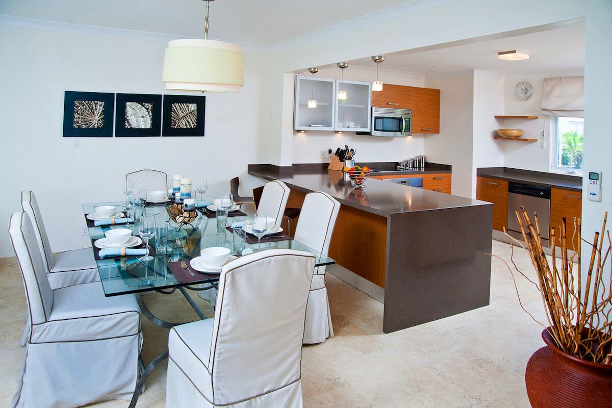 Open floor plan kitchen/dining area