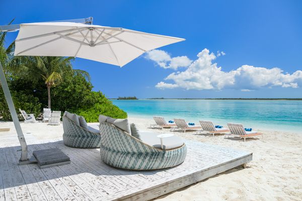 Relax under the umbrella or sunbathe on the loungers with the tranquility of the beach!
