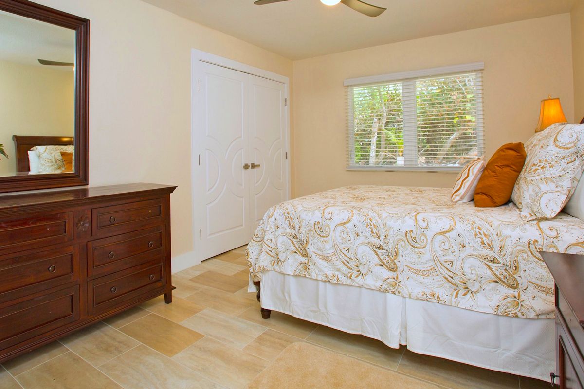 East queen bedroom