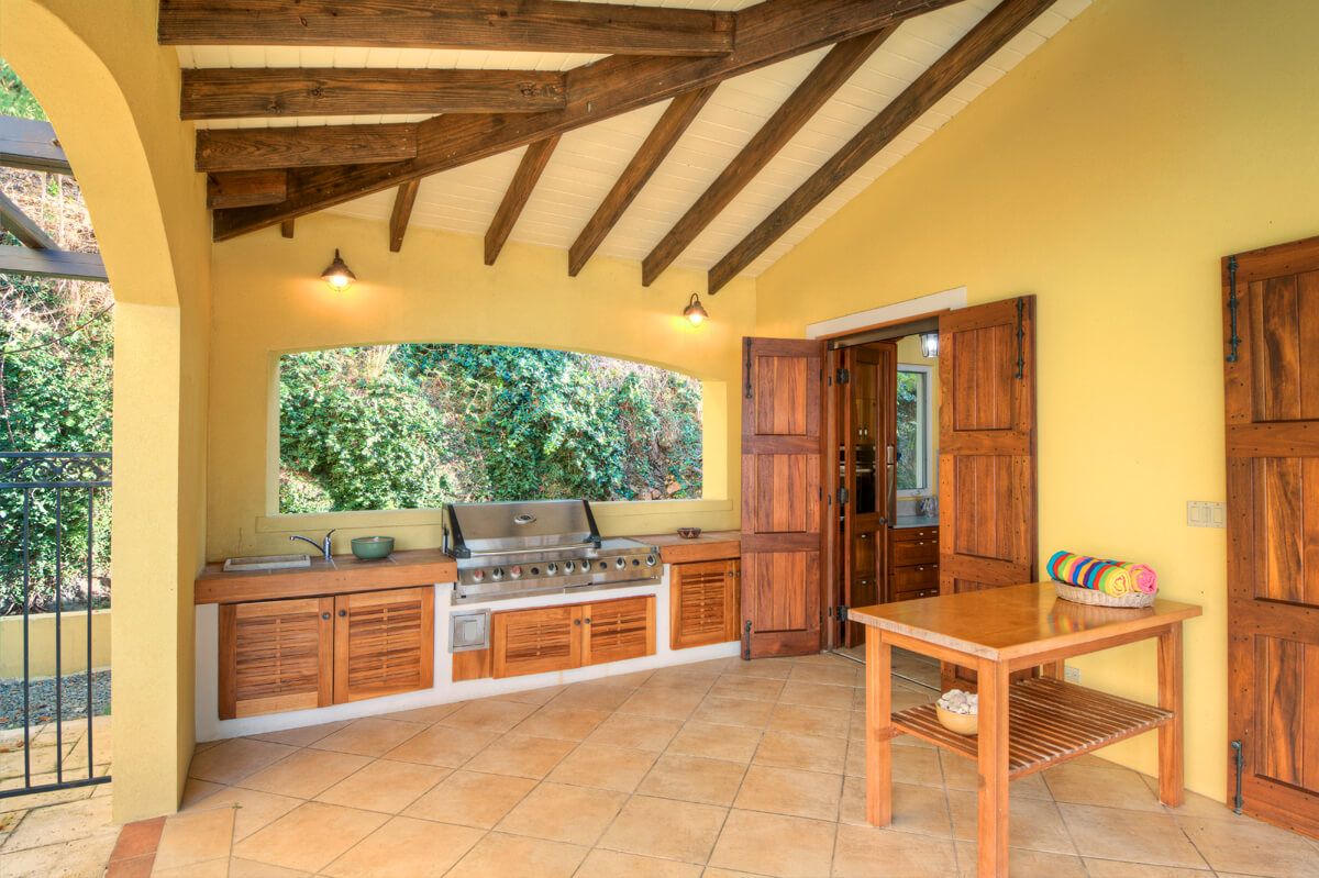 Outdoor kitchen and Bar-B-Que