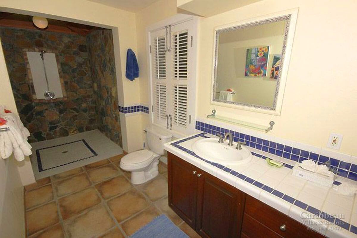 En suite bathroom with a shower