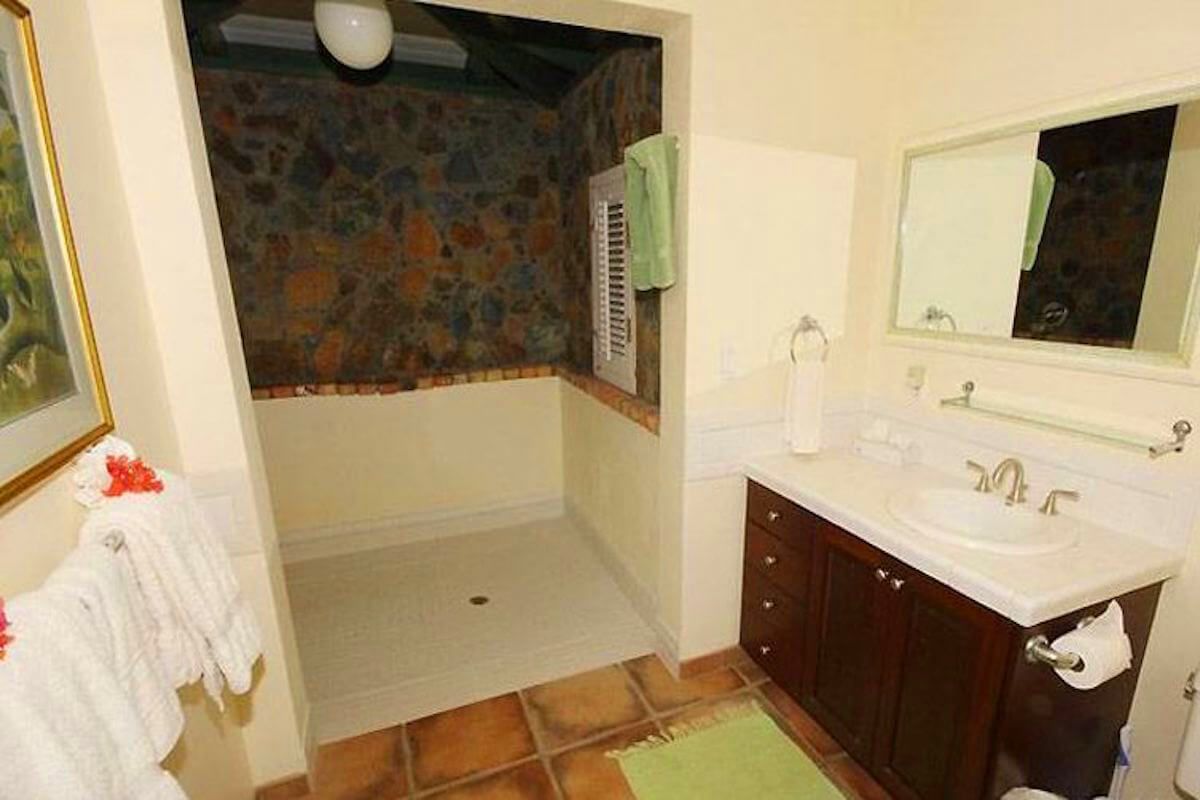 Single vanity en suite bathroom with a shower
