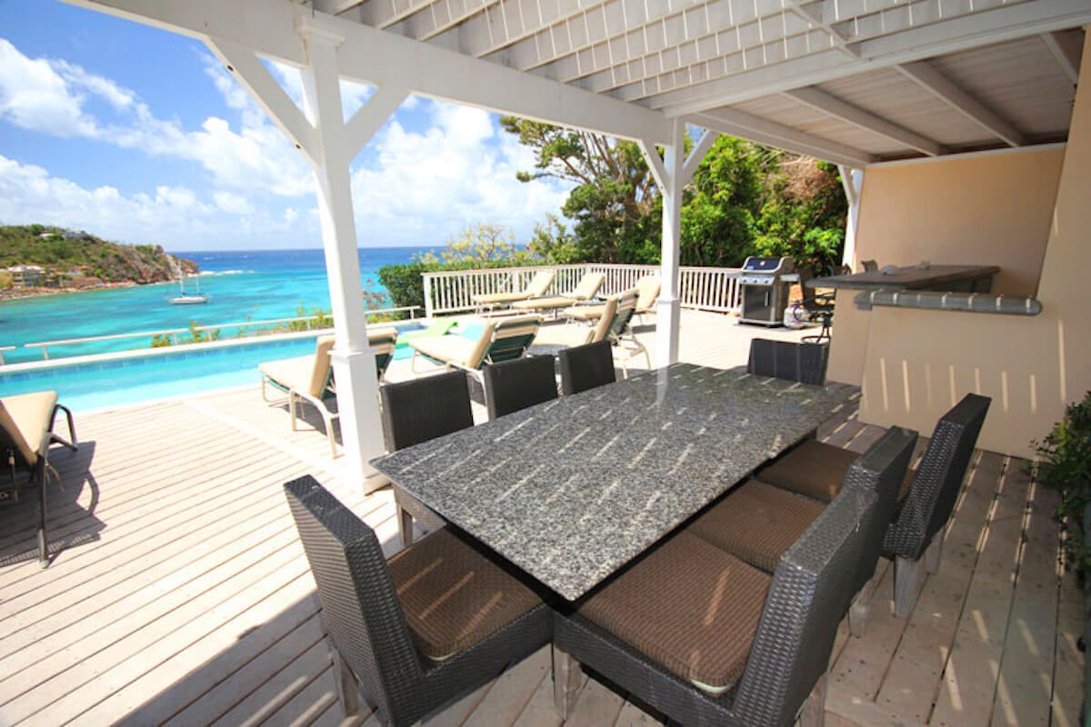 Shaded dining on the pool dek