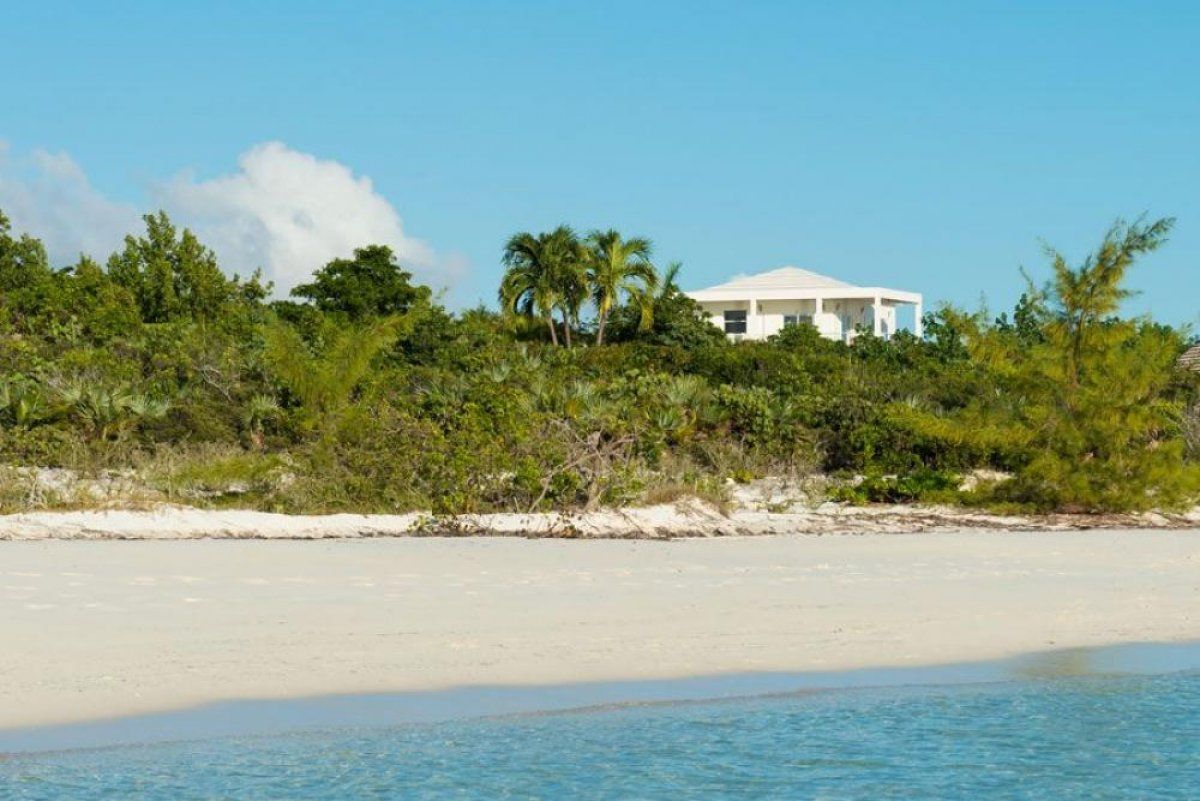 Blanca Villa sits above the beach