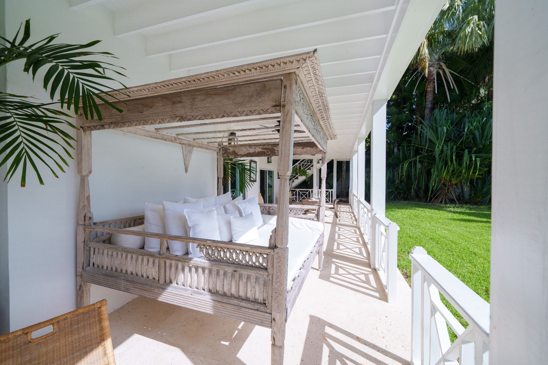 Three Bees at Harbour Island villa photo.