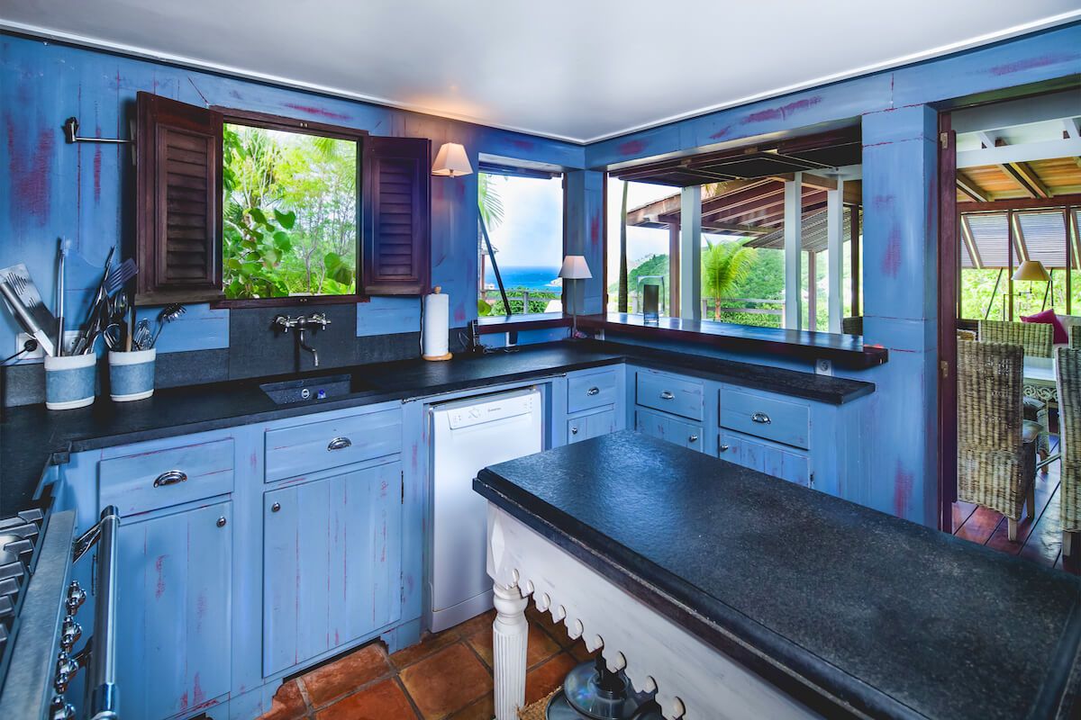 The well-equipped kitchen