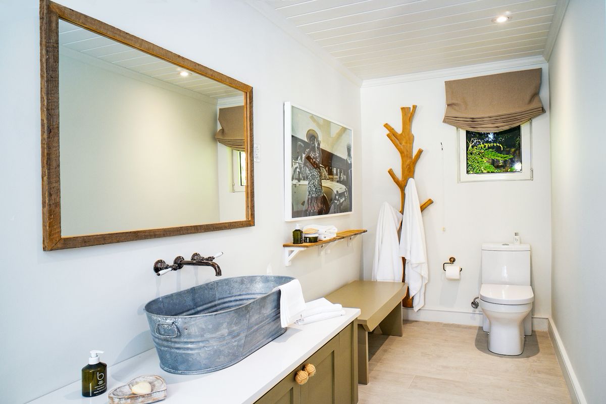 Cottage bathroom 