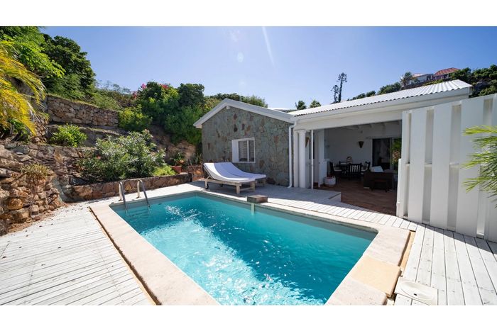 Colibri Villa is located in Pointe Milou overlooking Lorient Bay