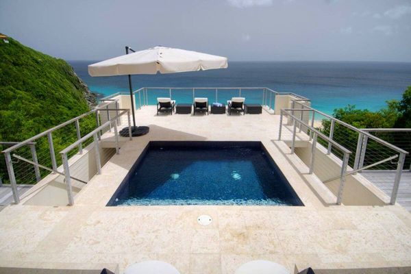 Lune villa has amazing ocean views from the pool area